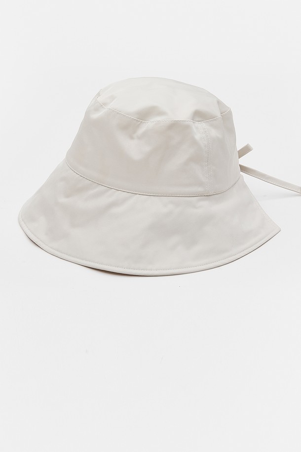 부드러운 촉감의 폴리에스터 소재로 제작된 브이라인햇 3종(택1)입니다. 아이보리, 연베이지, 검정 3가지 색상으로 출시되었으며, 일상생활과 자외선 차단에 용이하게 활용 가능합니다. 14cm 모자 깊이와 7cm 챙 넓이, 보넷 스타일 베레모 형태로 디자인되었으며, 앞 챙을 접어 사용할 수 있고 안감 덧댐으로 모양을 유지하며, 생활 방수 및 사이즈 조절 기능을 갖춘 실용적인 모자입니다.
