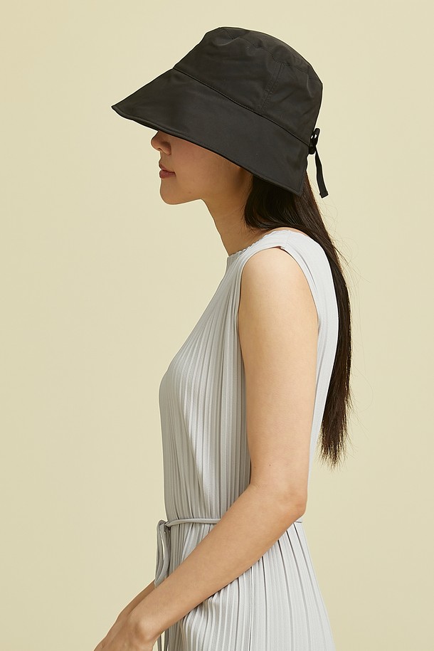 얼굴선을 돋보이게 해주는 브이라인 디자인의 여성용 모자, 브이라인햇 3종입니다. 아이보리, 연베이지 두 가지 색상으로 출시되었으며, 폴리에스터 소재로 제작되어 봄, 가을철 자외선으로부터 피부를 보호해줍니다. 7cm 챙 넓이와 14cm 모자 깊이로 안정적인 착용감을 선사하며, 안쪽 이중 안감, 사이즈 조절 밴드, 앞챙 접이식 기능, 생활 방수 기능, 그리고 형태 유지력을 높인 디자인으로 실용성을 더했습니다.
