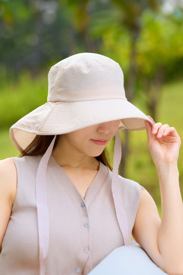 산들바람 체크리본 햇 2종은 얇은 면 소재의 여성용 버킷햇으로, 9cm 모자 깊이와 챙 넓이, 부드러운 촉감이 특징입니다. 연보라와 베이지 두 가지 컬러의 체크 패턴으로 일상 및 여행 시 자외선 차단과 통기성을 확보하며, 접이식 기능과 리본 디테일이 돋보입니다. 안쪽 메쉬 원단, 접이식 뒷챙, 심지, 리본 끈 고정 홀으로 편안한 착용감을 선사합니다.
