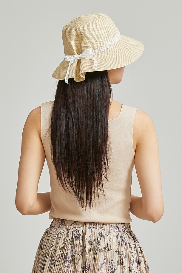 여름 햇살 아래 스타일을 더해줄 썸머 레이스 버킷햇 3종입니다. 시원한 지사 소재와 통기성이 뛰어난 디자인으로, 일상, 휴가, 바캉스 등 어떤 상황에서도 쾌적하게 착용할 수 있습니다. 8cm 챙 넓이로 햇빛을 효과적으로 차단하며, 안쪽 사이즈 조절 테이프와 몰드로 잡은 둥근 모양, 레이스 리본과 뒤주름 장식으로 여성스러운 실루엣을 연출합니다. 베이지, 연베이지, 블랙 3가지 컬러로 출시되며, 더스트백이 함께 제공됩니다.
