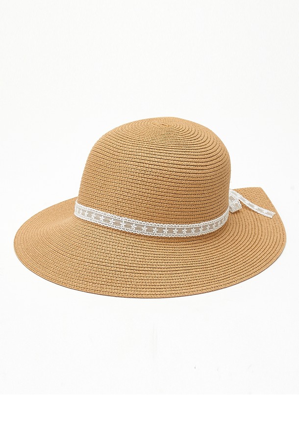 여름 햇살 아래 스타일을 완성할 썸머 레이스 버킷햇 3종(택1)입니다. 시원한 지사 소재와 하늘하늘한 촉감, 레이스 무늬가 어우러져 여성스러운 분위기를 연출하며, 챙 넓이 8cm로 햇빛을 효과적으로 차단합니다. 베이지, 연베이지, 블랙 3가지 컬러로 출시되었으며, 뒤주름 디자인과 안쪽 사이즈 조절 테이프, 몰드로 잡은 둥근 모양, 그리고 더스트백까지 포함되어 실용성을 더했습니다.
