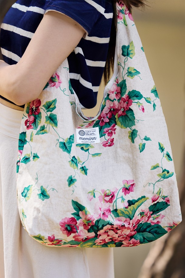 명화가 내가방속으로 린넨 호보백은 플라워 패턴이 돋보이는 여성용 라지 사이즈 가방입니다. 린넨 소재로 제작되어 가볍고 내구성이 뛰어나며, 화이트, 핑크, 그린 세 가지 컬러로 출시됩니다. 넉넉한 수납공간과 양면 디자인으로 실용성을 더했으며, 쇼핑, 출퇴근, 여행 등 다양한 일상에서 활용하기 좋습니다.