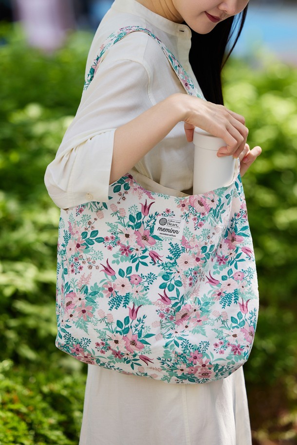 명화가 린넨 소재에 아름답게 프린트된 호보백입니다. 라지 사이즈로 넉넉한 수납공간을 제공하며, 양면 디자인으로 다양한 스타일을 연출할 수 있습니다. 화이트, 핑크, 그린 등 다채로운 색상과 플라워 패턴으로 엘레강스한 무드를 더하여 일상, 쇼핑, 여행 등 다용도로 활용 가능하며, 선물용으로도 적합합니다.
