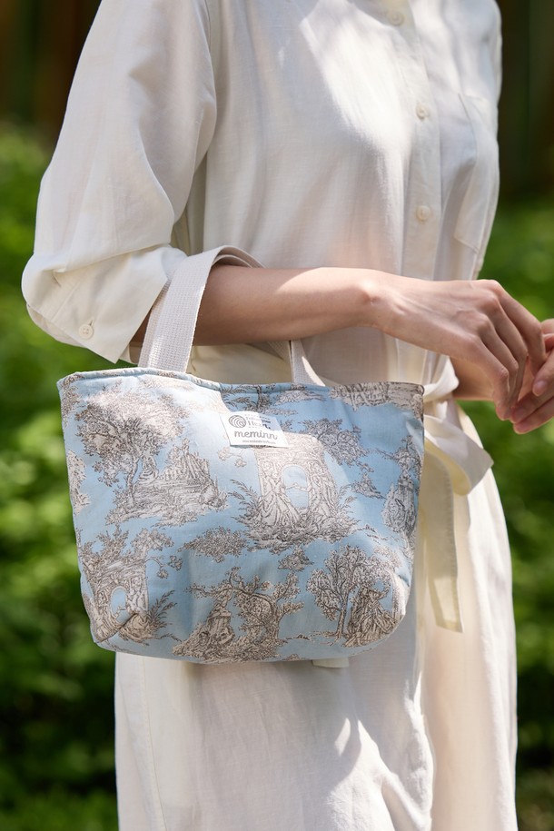 명화가 린넨 미니백은 갤러리풍 아트 패턴과 리버서블 디자인으로 우아하고 클래식한 스타일을 연출하는 여성용 가방입니다. 린넨 소재와 사각 모양, 오픈형 잠금 방식으로 실용성을 더했으며, 넉넉한 수납공간과 웨빙 스트랩, 내부 면 소재로 편안한 사용감을 제공합니다. 일상 속에서 예술적인 감성을 더할 수 있는 미니백으로, 다양한 스타일을 연출해보세요.
