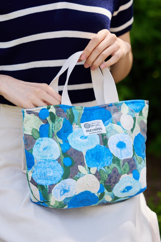 명화가 수놓아진 린넨 소재의 미니백 5종을 만나보세요. 플라워 패턴과 프린트 무늬가 돋보이며, 블루, 화이트, 그린 등 다채로운 색상으로 구성되어 있습니다. 가볍고 실용적인 수납공간, 양면 사용 가능 디자인으로 데일리백, 선물용, 기념품으로 활용하기 좋습니다.
