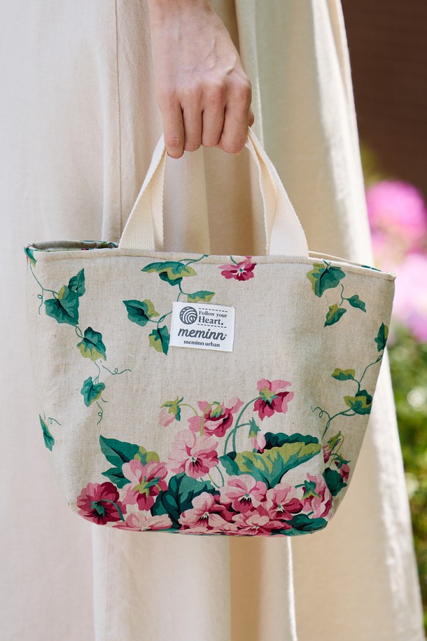 명화가 돋보이는 린넨 미니백 5종(택1)은 여성 고객을 위한 실용적인 가방입니다. 린넨과 면 혼방 소재로 제작되어 부드러운 질감과 내구성을 동시에 갖췄으며, 넉넉한 수납공간과 양면 리버서블 디자인으로 실용성을 더했습니다. 텀블러, 휴대폰, 지갑 등 필수 소지품을 간편하게 수납할 수 있으며, 튼튼한 손잡이와 넓은 바닥, 패딩 보강으로 편안함과 안정감을 제공합니다.
