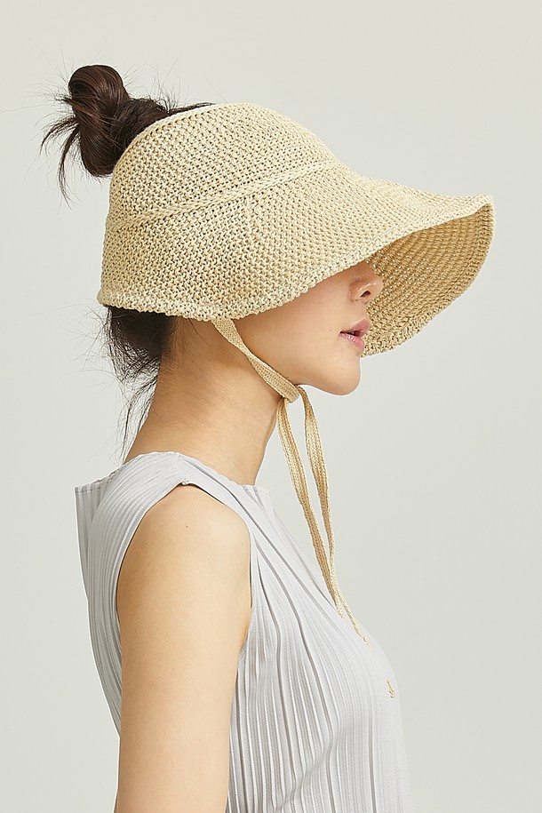 **롱롱 썬보넷 3종(택1)**은 부드러운 면과 통기성이 좋은 지사 소재로 제작되어, 야외 활동, 여행, 일상, 휴가 등 다양한 상황에서 자외선을 차단해 주는 여성용 모자입니다. 아이보리, 연베이지, 스카이 3가지 컬러로 출시되었으며, 11cm의 넓은 챙과 정수리 부분 오픈형 디자인으로 묶음머리나 올림머리에도 편안하게 착용 가능합니다. 챙 안쪽에는 와이어가 있어 모양을 자유롭게 연출할 수 있으며, 돌돌 말아 휴대할 수 있어 실용적이고, 더스트백이 포함되어 보관이 용이합니다.
