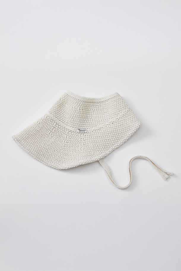 여름 햇살을 가려줄 롱롱 썬보넷 3종입니다. 아이보리, 연베이지, 스카이 3가지 컬러로 만나보실 수 있으며, 11cm의 챙이 넓게 디자인되어 야외활동, 여행, 일상에서 자외선으로부터 피부를 보호해줍니다. 면과 지사 혼방 소재로 제작되어 통기성이 뛰어나고, 접어서 휴대할 수 있으며, 묶은 머리나 올림 머리에도 편리하게 착용 가능합니다.
