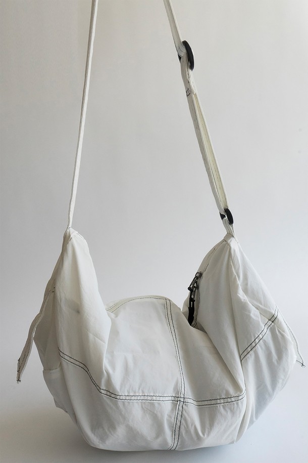 세련된 디자인과 실용성을 겸비한 브룩클린 나일론 크로스백 3종입니다. 가볍고 튼튼한 나일론 소재에 화이트 색상으로 시원한 느낌을 더했으며, 여성스러운 스티치 디테일이 돋보입니다. 숄더백으로도 활용 가능하며, 내부 이너포켓과 파우치 포함으로 수납력을 높인 미디엄 사이즈 가방입니다.
