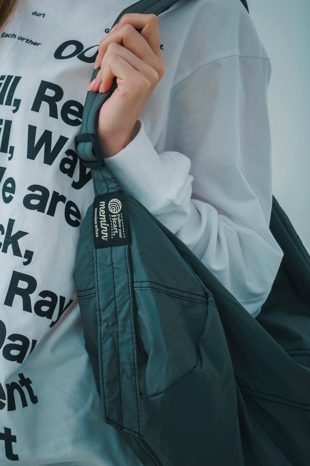 브룩클린 나일론 크로스백 3종(택1)은 가볍고 실용적인 여성용 미디엄 사이즈 크로스백입니다. 무지 화이트 컬러 나일론 소재에 두 줄 스티치 디자인이 돋보이며, 숄더백과 크로스백 두 가지 스타일로 연출할 수 있습니다. 내부 포켓과 보관용 파우치가 포함되어 있으며, 사이즈 조절 및 수납 기능으로 실용성을 더했습니다.
