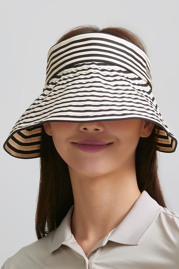 돌돌 말아서 휴대하기 간편한 라메스 썬캡 3종입니다. 자외선 차단 기능과 사이즈 조절 기능은 물론, 7.5cm 챙 넓이로 얼굴과 목을 효과적으로 보호해줍니다. 부드러운 폴리에스터 소재에 스트라이프 패턴으로 디자인되었으며, 벨크로와 고리 장식으로 포인트를 더해 골프, 등산, 캠핑, 여행, 수영 등 다양한 야외 활동에 적합합니다.
