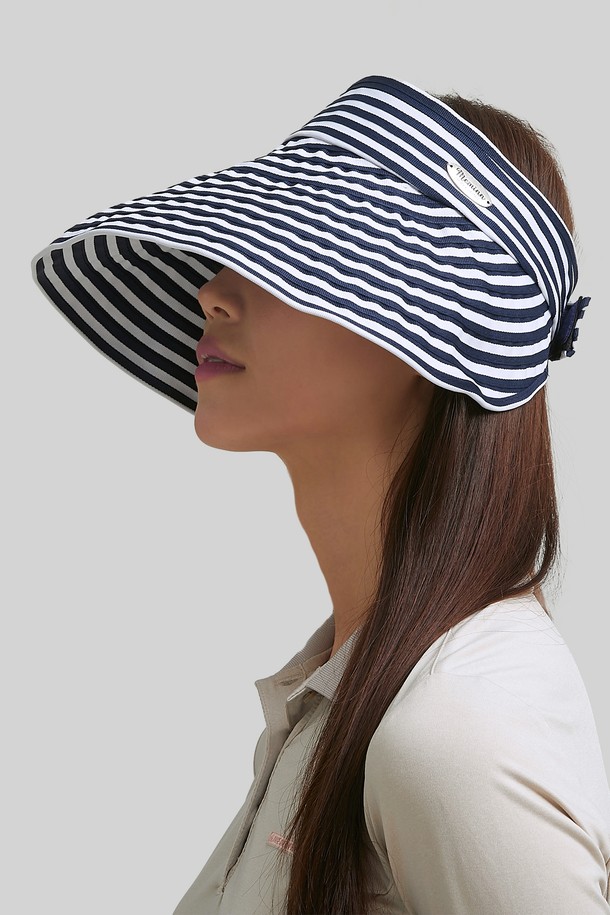 돌돌 말아 간편하게 휴대 가능한 라메스 썬캡 3종입니다. 부드러운 폴리에스터 소재로 제작되어 편안한 착용감을 제공하며, 넓은 챙과 자외선 차단 기능으로 야외 활동 시 햇빛으로부터 눈과 피부를 보호해 줍니다. 블랙, 네이비, 베이지 3가지 컬러와 스트라이프 패턴으로 디자인되어 골프, 등산, 캠핑, 여행 등 다양한 야외 활동에 활용 가능하며, 사이즈 조절 및 접이식, 경량 디자인으로 실용성을 더했습니다.
