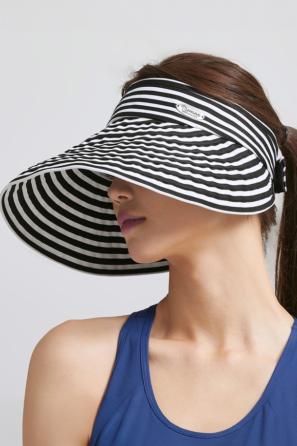 돌돌 말아 휴대 가능한 라메스 썬캡 3종입니다. 가볍고 부드러운 폴리에스터 소재로 제작되어 편안한 착용감을 선사하며, 넓은 챙과 UV 차단 기능으로 자외선으로부터 안전하게 보호해줍니다. 블랙, 네이비, 베이지 세 가지 색상에 스트라이프 패턴이 더해져 멋스러움을 더하며, 벨크로와 고리로 사이즈 조절이 용이하여 골프, 등산, 캠핑, 여행, 수영 등 다양한 야외 활동에 활용할 수 있습니다.
