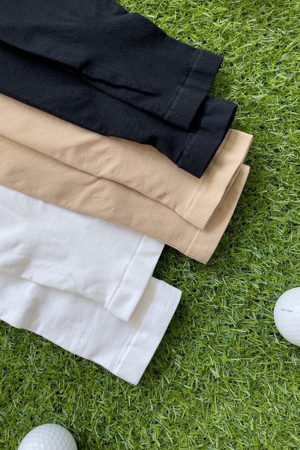 남녀공용으로 착용 가능한 자외선 차단 쿨 레그 토시 3종 세트입니다. 발목부터 허벅지까지 덮는 기장의 얇은 레그 토시로, 나일론과 폴리우레탄 혼방 소재를 사용하여 탄성이 좋습니다. 화이트, 블랙, 스킨 색상으로 출시되었으며, 여름철 골프나 스포츠 활동 시 자외선 차단 및 냉감 기능을 제공합니다.
