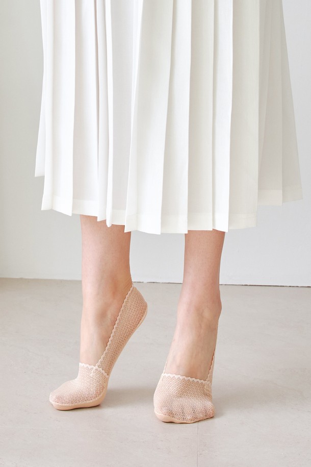 여름철 시원하게 발을 감싸는 모던 레이스 페이크 삭스 3켤레 1세트입니다. 통기성이 우수한 나일론과 스판덱스 소재로 제작되어 쾌적한 착용감을 제공하며, 레이스 패턴이 모던한 스타일을 더합니다. 발등과 뒤꿈치 밀착 설계 및 바닥면 실리콘 처리로 편안한 착용감과 미끄럼 방지 기능을 갖췄으며, 흡습 및 속건 기능으로 땀이 많은 여름에도 쾌적함을 유지해 줍니다.
