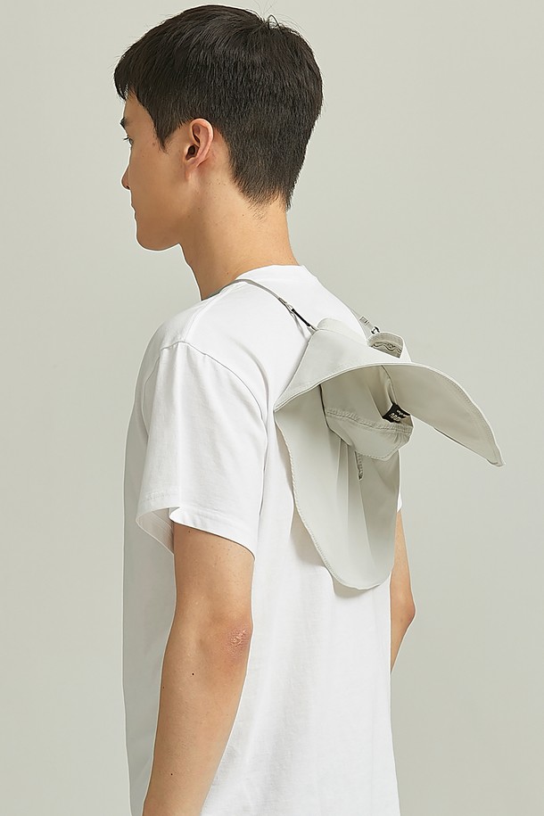 완벽 차단 쿨소프트캡 4종(택1)은 봄, 여름 시즌 여행, 일상, 나들이, 휴가 등 다양한 상황에서 활용하기 좋은 버킷햇입니다. 부드러운 촉감의 화이트 컬러 무지 디자인으로 남녀 모두 착용 가능하며, 와이드 챙으로 시원한 느낌을 줍니다. UV 차단 기능, 사이즈 조절, 접이식, 휴대성은 물론, 후드 형태나 목걸이 형태로도 변형하여 사용할 수 있으며, 얼굴형에 맞게 조절 가능한 스토퍼와 와이어 디자인이 특징입니다.
