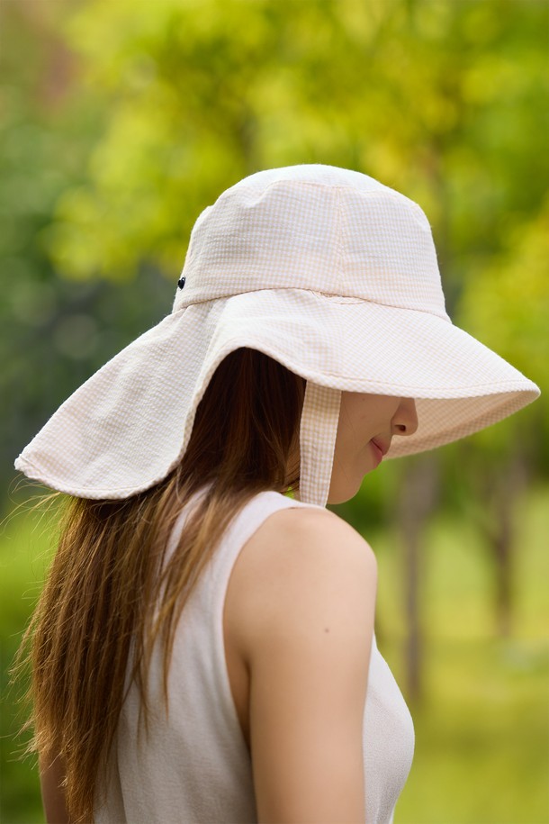 산들바람 체크리본 햇 2종은 얇은 면 소재의 여성용 버킷햇으로, 9cm 모자 깊이와 챙 넓이, 부드러운 촉감이 특징입니다. 연보라와 베이지 두 가지 컬러의 체크 패턴으로 일상 및 여행 시 자외선 차단과 통기성을 확보하며, 접이식 기능과 리본 디테일이 돋보입니다. 안쪽 메쉬 원단, 접이식 뒷챙, 심지, 리본 끈 고정 홀으로 편안한 착용감을 선사합니다.
