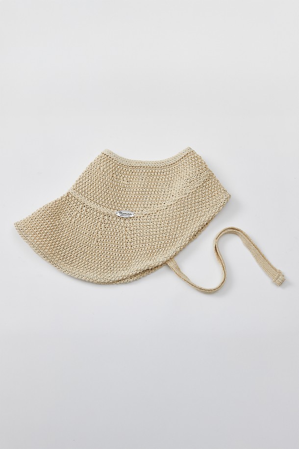 **롱롱 썬보넷 3종(택1)**은 부드러운 면과 통기성이 좋은 지사 소재로 제작되어, 야외 활동, 여행, 일상, 휴가 등 다양한 상황에서 자외선을 차단해 주는 여성용 모자입니다. 아이보리, 연베이지, 스카이 3가지 컬러로 출시되었으며, 11cm의 넓은 챙과 정수리 부분 오픈형 디자인으로 묶음머리나 올림머리에도 편안하게 착용 가능합니다. 챙 안쪽에는 와이어가 있어 모양을 자유롭게 연출할 수 있으며, 돌돌 말아 휴대할 수 있어 실용적이고, 더스트백이 포함되어 보관이 용이합니다.
