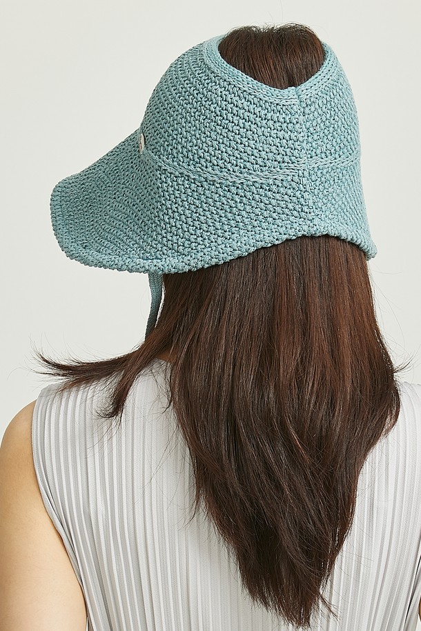 **롱롱 썬보넷 3종(택1)**은 자외선 차단 기능과 사이즈 조절이 가능한 여성 전용 썬보넷입니다. 챙 넓이 17cm로 햇빛을 효과적으로 가려주며, 아이보리, 베이지, 스카이 3가지 색상으로 출시되었습니다. 면과 지사 소재로 제작되어 봄, 여름철 야외활동, 여행, 일상에서 편안하게 착용할 수 있으며, 돌돌 말아 휴대 가능한 실용적인 디자인과 더스트백을 포함합니다.
