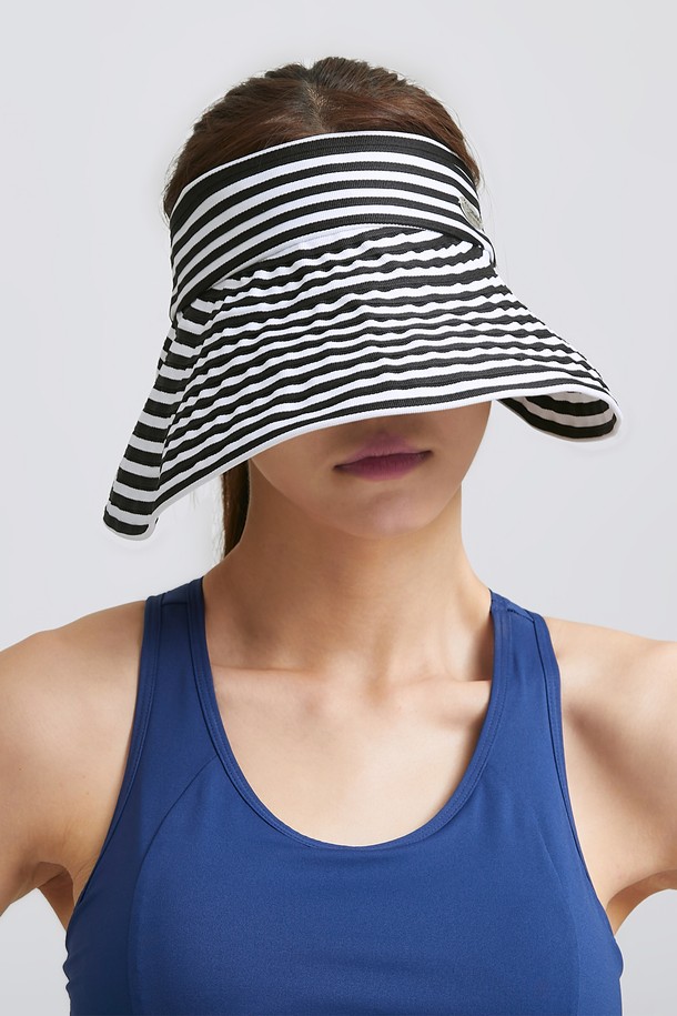 돌돌 말아 휴대 가능한 라메스 썬캡 3종입니다. 가볍고 부드러운 폴리에스터 소재로 제작되어 편안한 착용감을 선사하며, 넓은 챙과 UV 차단 기능으로 자외선으로부터 안전하게 보호해줍니다. 블랙, 네이비, 베이지 세 가지 색상에 스트라이프 패턴이 더해져 멋스러움을 더하며, 벨크로와 고리로 사이즈 조절이 용이하여 골프, 등산, 캠핑, 여행, 수영 등 다양한 야외 활동에 활용할 수 있습니다.
