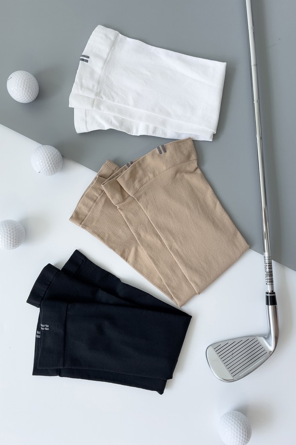 남녀공용으로 착용 가능한 자외선 차단 쿨 레그 토시 3종 세트입니다. 발목부터 허벅지까지 덮는 기장의 얇은 레그 토시로, 나일론과 폴리우레탄 혼방 소재를 사용하여 탄성이 좋습니다. 화이트, 블랙, 스킨 색상으로 출시되었으며, 여름철 골프나 스포츠 활동 시 자외선 차단 및 냉감 기능을 제공합니다.
