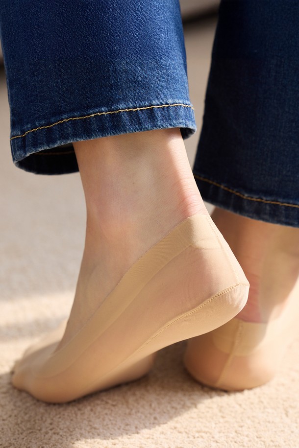 시원한 여름을 위한 필수템, 누드톤의 여성용 쿨 페이크 삭스 3켤레 1세트입니다. 나일론과 스판덱스 혼방 소재로 제작되어 흡습, 통기, 냉감 기능이 뛰어나고, 미끄럼 방지 처리가 되어 편안한 착용감을 선사합니다. 발가락과 뒤꿈치에 보강 처리를 하고 인체공학적 디자인과 실리콘 마감으로 활동성을 높였습니다.
