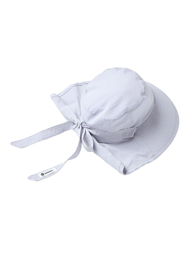 산들바람 체크리본 햇 2종(택1)은 여성용 햇으로, 시원한 여름을 위한 필수 아이템입니다. 부드러운 면 소재에 통기성이 뛰어난 메쉬 안감을 더해 쾌적한 착용감을 제공하며, UV 차단 기능으로 자외선으로부터 피부를 보호합니다. 9cm 챙과 9cm 모자 깊이로 얼굴을 충분히 가려주며, 와이어 챙으로 원하는 모양을 연출할 수 있고, 접이식 디자인으로 휴대와 보관이 용이하며 보관용 더스트백이 포함되어 있습니다.
