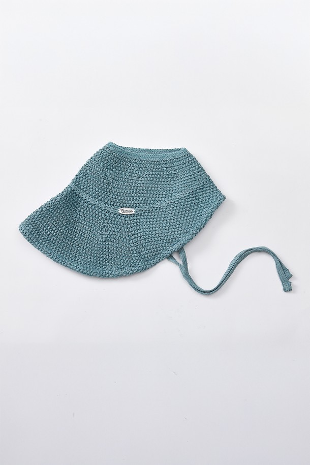 **롱롱 썬보넷 3종(택1)**은 자외선 차단 기능과 사이즈 조절이 가능한 여성 전용 썬보넷입니다. 챙 넓이 17cm로 햇빛을 효과적으로 가려주며, 아이보리, 베이지, 스카이 3가지 색상으로 출시되었습니다. 면과 지사 소재로 제작되어 봄, 여름철 야외활동, 여행, 일상에서 편안하게 착용할 수 있으며, 돌돌 말아 휴대 가능한 실용적인 디자인과 더스트백을 포함합니다.
