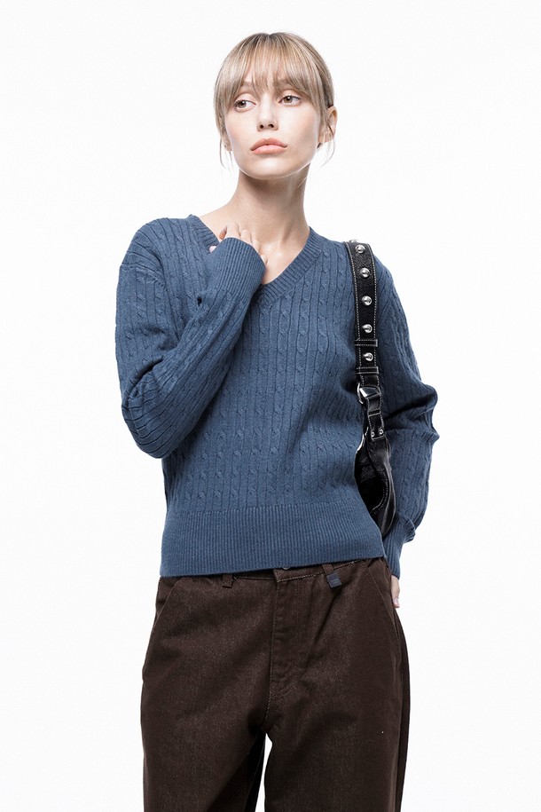 CHANCE'S NOI FOR WOMEN - 스웨터 - Soft Cable V-neck Knit - Blue /W243TP02BL