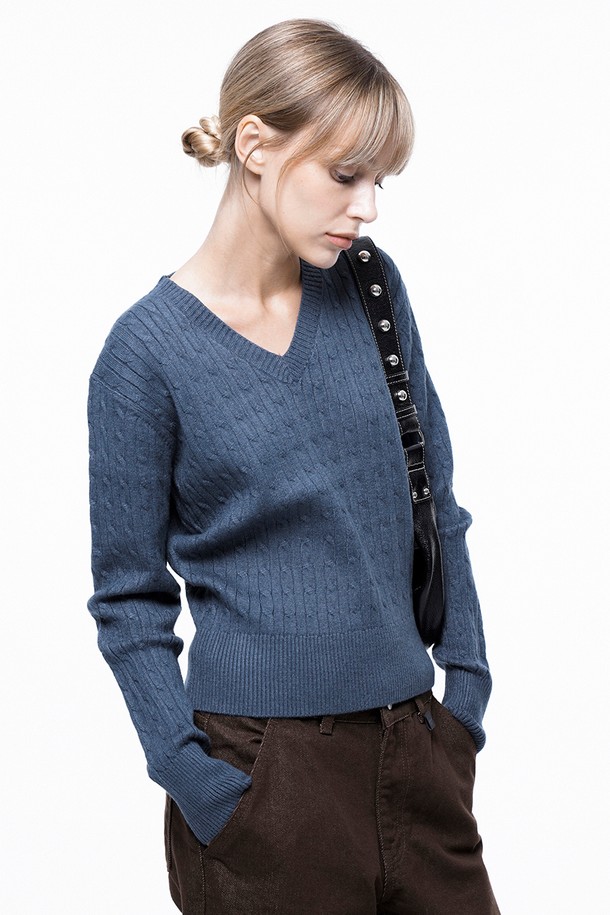 CHANCE'S NOI FOR WOMEN - 스웨터 - Soft Cable V-neck Knit - Blue /W243TP02BL