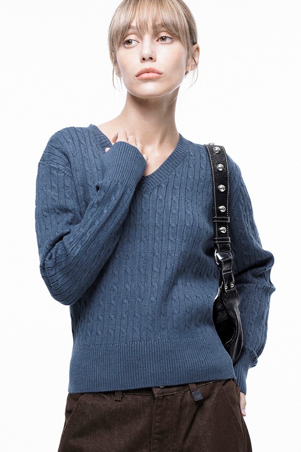 CHANCE'S NOI FOR WOMEN - 스웨터 - Soft Cable V-neck Knit - Blue /W243TP02BL