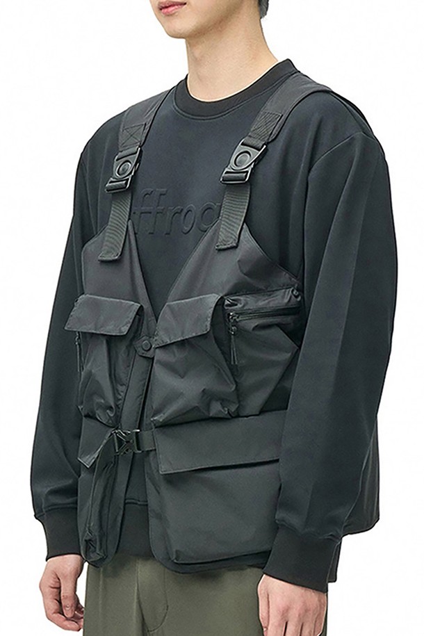 [OFFROAD] 백 버클 VEST_5JC1404는 유니섹스 디자인의 블랙 컬러 베스트입니다. 얇은 두께감과 통기성이 뛰어난 메쉬 안감, 하이덴시티 나일론 소재를 사용하여 봄, 여름, 가을 아웃도어 및 일상에서 활용하기 좋습니다. 레귤러핏으로 제작되었으며, 멀티 포켓, 리플렉티브 로고, 어깨/등/사이드 조절 가능한 기능으로 스포티하고 밀리터리한 스타일을 연출합니다.
