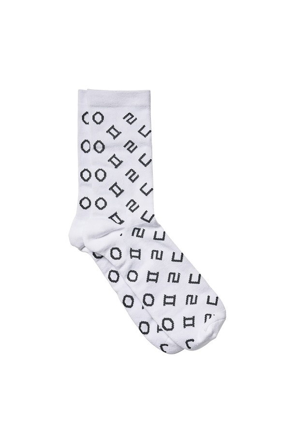 ㅇㅍㄹㄷ 삭스_5JG8302는 면과 폴리에스테르 혼방 소재로 제작된 옐로우 컬러의 양말입니다. 사계절용으로, 흡습 및 통기 기능이 뛰어나 쾌적한 착용감을 제공합니다. 자카드 패턴이 돋보이며, 앵클 길이의 디자인으로 테크웨어 및 고어코어 스타일을 연출하기 좋습니다. 캐주얼, 미니멀, 스트리트 패션에 모두 잘 어울리며, 동네 마실룩이나 산책룩에 매치하기 좋습니다. 신축성이 있어 편안하게 활동할 수 있는 단품 양말입니다.