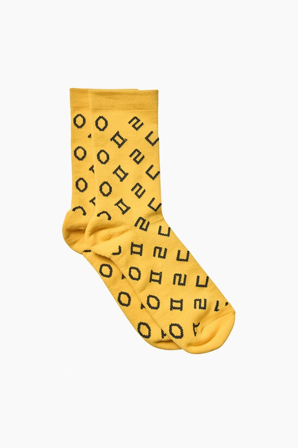 ㅇㅍㄹㄷ 삭스_5JG8302는 면과 폴리에스테르 혼방 소재로 제작되어 부드러운 촉감과 신축성을 자랑하는 양말입니다. 옐로우 컬러에 자카드 패턴이 더해져 개성 있는 스타일을 연출하며, 앵클 길이로 디자인되어 편안하게 착용할 수 있습니다. 일상생활은 물론 동네 마실룩, 산책룩에도 잘 어울리는 캐주얼, 미니멀, 스트리트 스타일의 양말입니다. 테크웨어 스타일과 아웃도어 기능성을 갖춰 활동적인 라이프스타일에 적합합니다. 사계절 모두 활용 가능한 실용적인 아이템입니다.