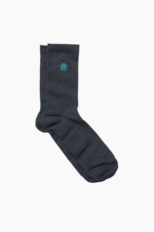 더블에프 삭스는 시그니처 로고 디자인이 돋보이는 블랙 컬러의 공용 양말입니다. 면과 폴리에스터 혼방 소재로 제작되어 부드러운 촉감과 쾌적한 착용감을 제공하며, 뛰어난 신축성과 내구성을 자랑합니다. 고프코어 감성의 컨템포러리 테크웨어 스타일을 완성해 줄 아이템으로, 일상에서 편안하게 착용하기 좋습니다.
