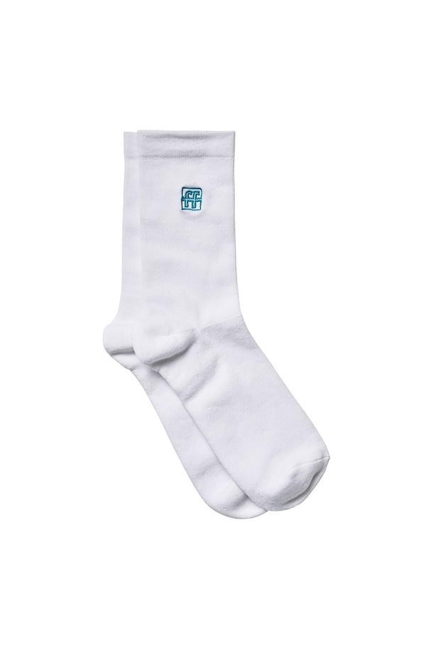 더블에프 삭스는 면과 폴리에스터 혼방 소재로 제작되어 부드러운 촉감과 쾌적한 착용감을 제공하는 흰색 양말입니다. 시그니처 로고 디자인이 돋보이며, 우수한 내구성과 신축성으로 일상생활은 물론 아웃도어 활동에도 적합합니다. 컨템포러리 및 고프코어 스타일을 연출할 수 있는 S, M 사이즈의 공용 양말입니다.
