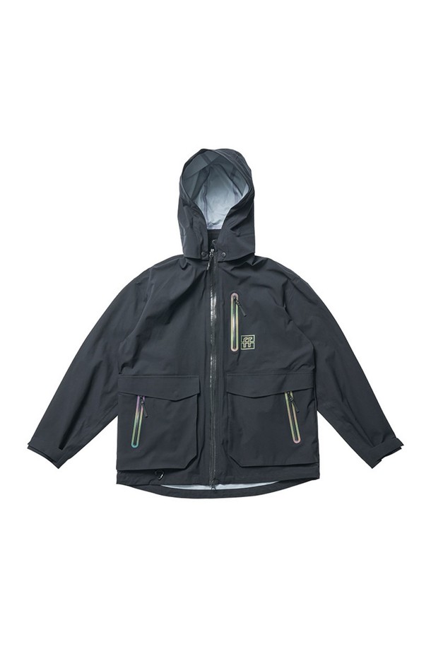 [OFFROAD] 3-레이어 후드 점퍼 5JC1302는 아웃도어 활동과 일상에서 모두 활용 가능한 공용 후드 점퍼입니다. 블랙 컬러의 무지 디자인으로 어떤 옷에도 쉽게 매치할 수 있으며, 봄, 가을, 겨울 세 계절 모두 착용 가능합니다. 3-레이어 원단으로 제작되어 방수, 발수, 투습, 방풍 기능은 물론 신축성까지 갖춰 활동성을 높였습니다. 루즈핏으로 편안한 착용감을 선사하며, 재귀반사 디테일과 다양한 포켓, 어깨끈 및 스트레치 벨트 내장으로 실용성을 더했습니다. 등산룩, 캠핑룩, 겨울 데일리룩 등 다양한 TPO에 스포티하고 고프코어, 캐주얼한 스타일을 연출할 수 있습니다.
