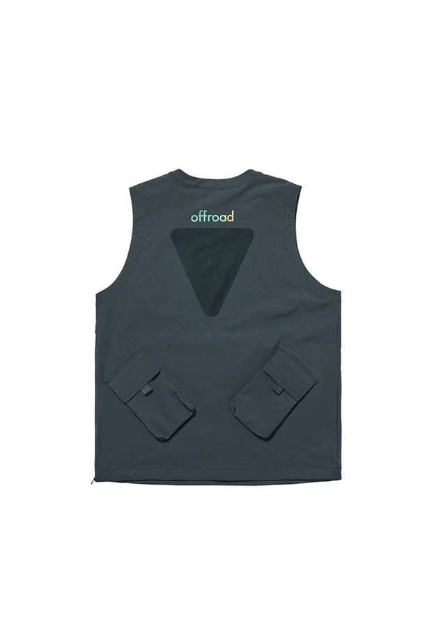 [OFFROAD] 원사이드 넥 ZIP VEST_5JC1403 그레이 색상의 공용 베스트입니다. 방수 기능이 있는 나일론, 폴리우레탄 혼방 소재로 제작되었으며, 두꺼운 두께감과 뻣뻣한 촉감이 특징입니다. 하이넥 디자인에 집업 여밈 방식이며, 우측 더블 포켓과 백 포켓 디테일이 더해진 테크웨어 스타일의 레귤러핏 민소매 베스트로 봄, 가을 아웃도어 및 일상에서 활용하기 좋습니다.

