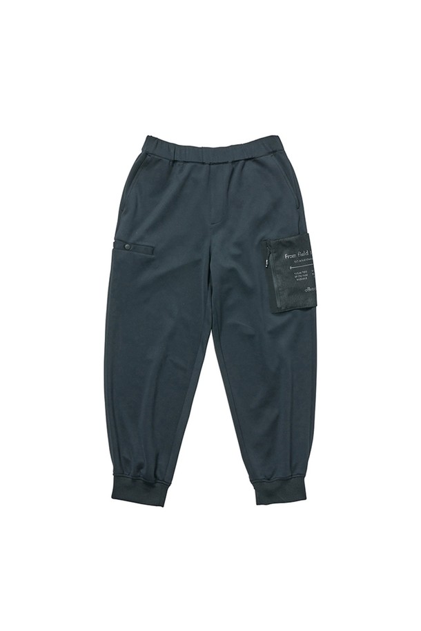 [OFFROAD] 원사이드 아웃 포켓 팬츠는 폴리에스터와 폴리우레탄 혼방 소재로 제작되어 부드러운 촉감을 자랑하며, 사계절 내내 편안하게 착용할 수 있습니다. 양쪽 사이드에 서로 다른 입체적인 포켓 디자인이 돋보이며, 야간 활동 시 안전을 위한 재귀반사 로고가 적용되었습니다. 루즈핏으로 여유로운 실루엣을 연출하며, 아웃도어 및 야외 활동에 적합한 테크웨어 스타일의 긴바지입니다.
