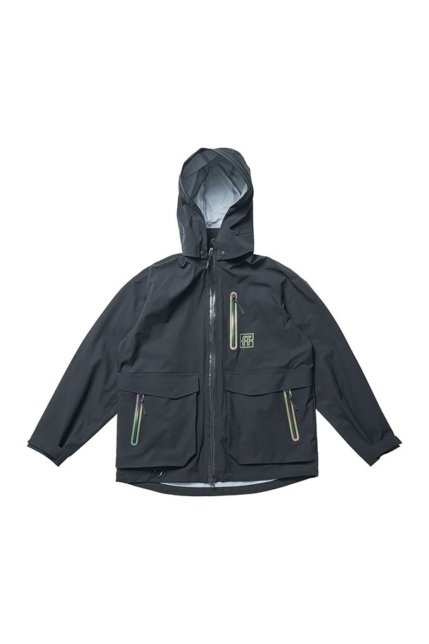 [OFFROAD] 3-레이어 후드 점퍼 5JC1302는 아웃도어 활동과 일상에서 모두 활용 가능한 공용 후드 점퍼입니다. 블랙 컬러의 무지 디자인으로 어떤 옷에도 쉽게 매치할 수 있으며, 봄, 가을, 겨울 세 계절 모두 착용 가능합니다. 3-레이어 원단으로 제작되어 방수, 발수, 투습, 방풍 기능은 물론 신축성까지 갖춰 활동성을 높였습니다. 루즈핏으로 편안한 착용감을 선사하며, 재귀반사 디테일과 다양한 포켓, 어깨끈 및 스트레치 벨트 내장으로 실용성을 더했습니다. 등산룩, 캠핑룩, 겨울 데일리룩 등 다양한 TPO에 스포티하고 고프코어, 캐주얼한 스타일을 연출할 수 있습니다.
