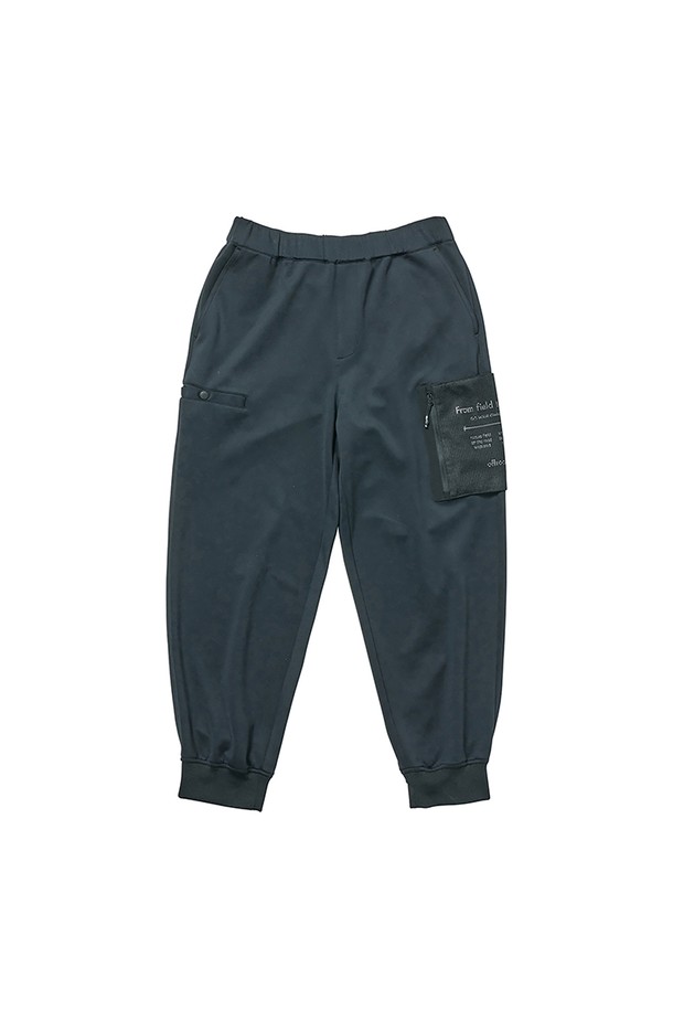 [OFFROAD] 원사이드 아웃 포켓 팬츠는 폴리에스터와 폴리우레탄 혼방 소재로 제작되어 부드러운 촉감을 자랑하며, 사계절 내내 편안하게 착용할 수 있습니다. 양쪽 사이드에 서로 다른 입체적인 포켓 디자인이 돋보이며, 야간 활동 시 안전을 위한 재귀반사 로고가 적용되었습니다. 루즈핏으로 여유로운 실루엣을 연출하며, 아웃도어 및 야외 활동에 적합한 테크웨어 스타일의 긴바지입니다.
