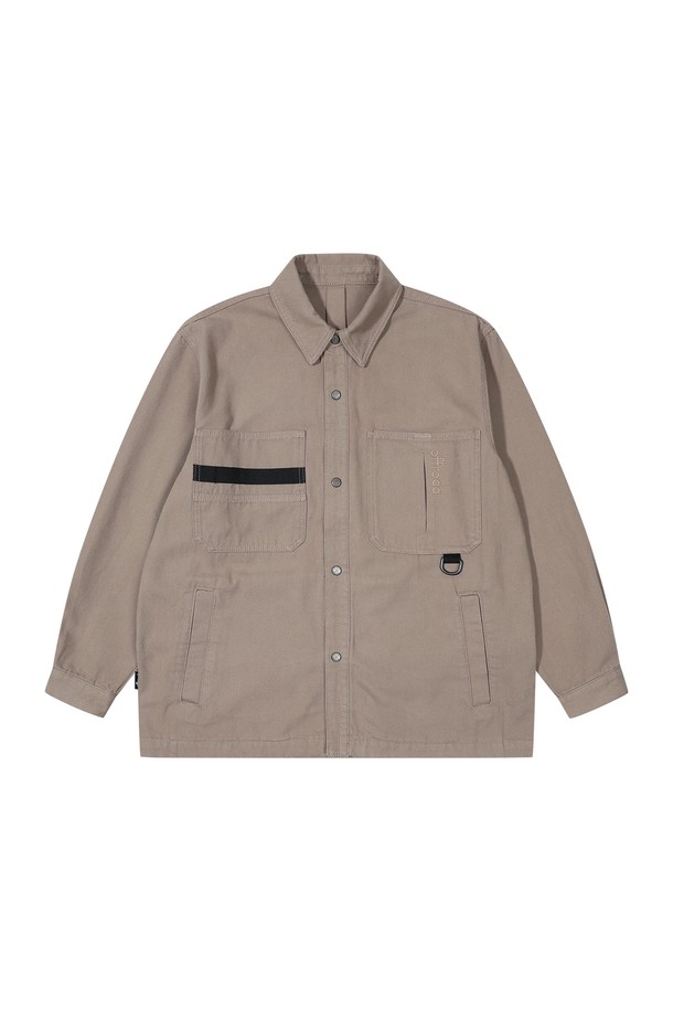 유틸리티 오버핏 셔켓_5K52612는 남녀 모두 착용 가능한 셔츠형 아우터입니다. 봄, 가을에 적합하며, 원베이지와 피코크그린 두 가지 색상으로 제공됩니다. 캐주얼, 베이직 스타일의 무지 패턴으로, 일상에서 편안하게 활용하기 좋습니다. 오버핏에 긴소매, 버튼 여밈 방식으로 디자인되었으며, 밑단 스트링으로 핏 조절이 가능합니다. 비대칭 가슴 포켓과 하단 포켓, 이너 또는 아우터로 활용 가능한 실용적인 셔켓입니다.
