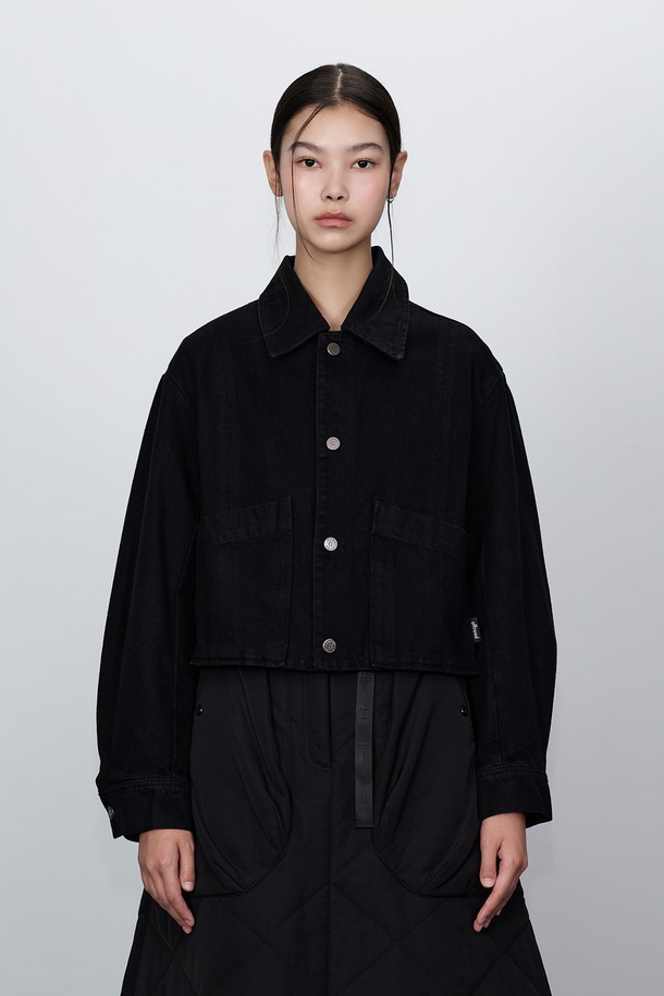 **여성 유틸리티 데님 재킷_5K62611**

캐주얼, 미니멀, 클래식 스타일을 아우르는 여성용 블랙 데님 재킷입니다. 봄, 가을 시즌에 활용하기 좋으며, 넉넉한 오버핏으로 편안한 착용감을 선사합니다. 두께감 있는 데님 소재와 뻣뻣한 촉감이 특징이며, 톤온톤 무지의 디자인으로 어떤 룩에도 잘 어울립니다. 넉넉한 수납을 위한 유틸리티 포켓 디테일이 돋보이며, 버튼 여밈 방식으로 간편하게 착용할 수 있습니다. 봄 소풍룩에 완벽한 스타일을 더해보세요.
