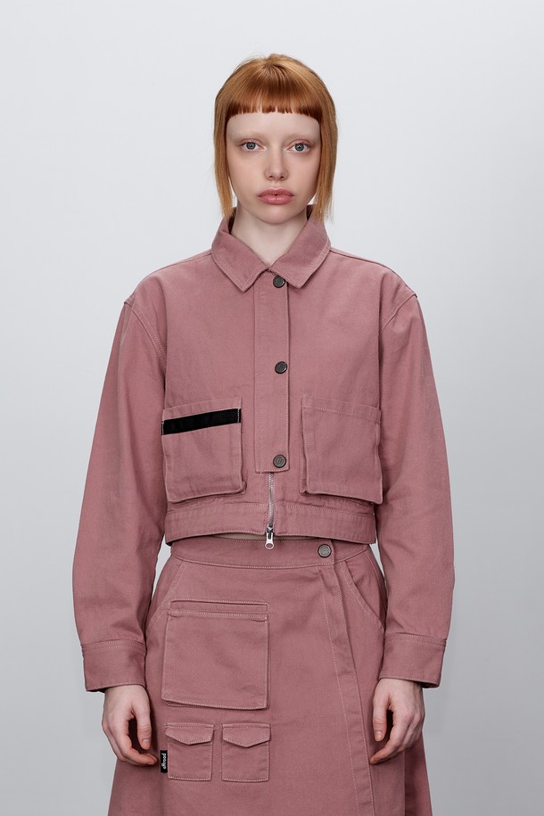 세련된 스타일을 연출해 줄 여성 크롭 데님 재킷_5K62612입니다. 캐주얼하고 트렌디한 무드의 데님 재킷으로, 봄, 가을에 즐겨 입기 좋습니다. 인디고핑크, 블랙인디고 두 가지 컬러로 출시되었으며, YKK 2-WAY 지퍼와 하단 사이즈 조절 기능, 웨빙테이프 포켓이 돋보입니다. 크롭핏 디자인과 긴 소매 기장으로 다리가 길어 보이는 효과를 주며, 셋업 스커트와 함께 매치하여 더욱 스타일리시하게 연출할 수 있습니다. 데이트룩, 쇼핑룩 등 다양한 TPO에 활용 가능한 미니멀 스타일의 데님 재킷입니다.
