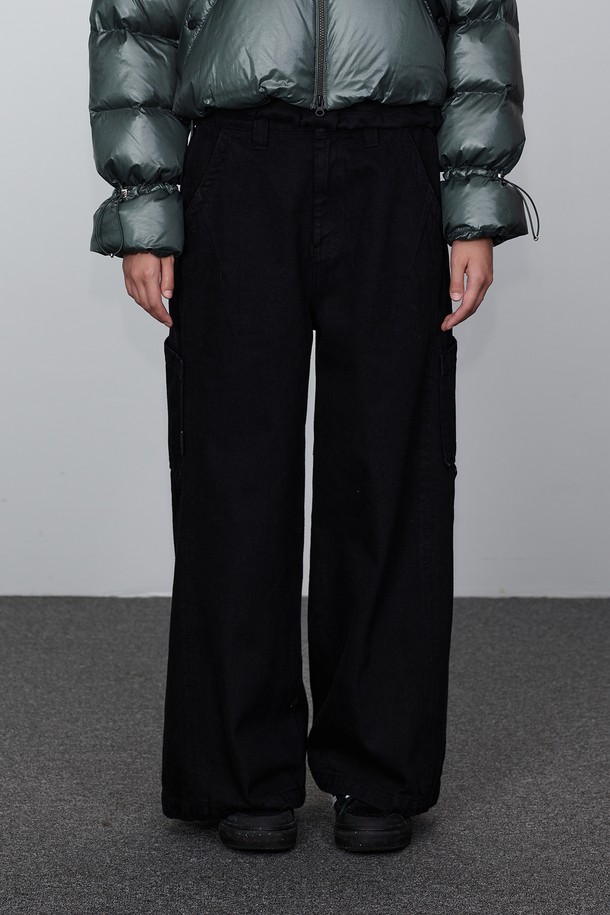 **여성 와이드 포켓 데님 팬츠_5K62621**

캐주얼과 미니멀 스타일을 모두 만족시키는 여성용 와이드 핏 데님 팬츠입니다. 일상복은 물론, 출근룩으로도 활용하기 좋은 아이템입니다. 블랙 컬러에 무지 디자인으로 어떤 상의와도 쉽게 매치할 수 있습니다. 봄, 가을, 겨울 세 계절 모두 착용 가능하며, 넉넉한 와이드 핏으로 편안한 착용감을 선사합니다. 넉넉한 포켓 디테일이 실용성을 더했습니다.
