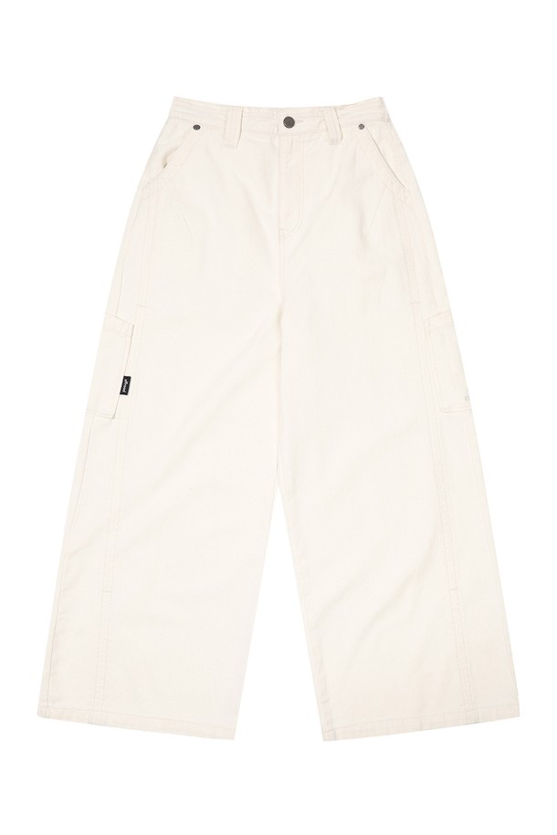 여성 와이드 포켓 데님 팬츠_5K62621은 캐주얼하고 미니멀한 스타일을 연출하기 좋은 데님 팬츠입니다. 봄, 여름에 착용하기 적합하며, 넉넉한 와이드 핏으로 편안한 착용감을 선사합니다. 무지 디자인에 화이트 컬러로 어디든 매치하기 용이하며, 실용적인 포켓 디테일이 돋보입니다. 데님 소재로 제작되어 튼튼하며, 일상에서 폭넓게 활용할 수 있습니다.
