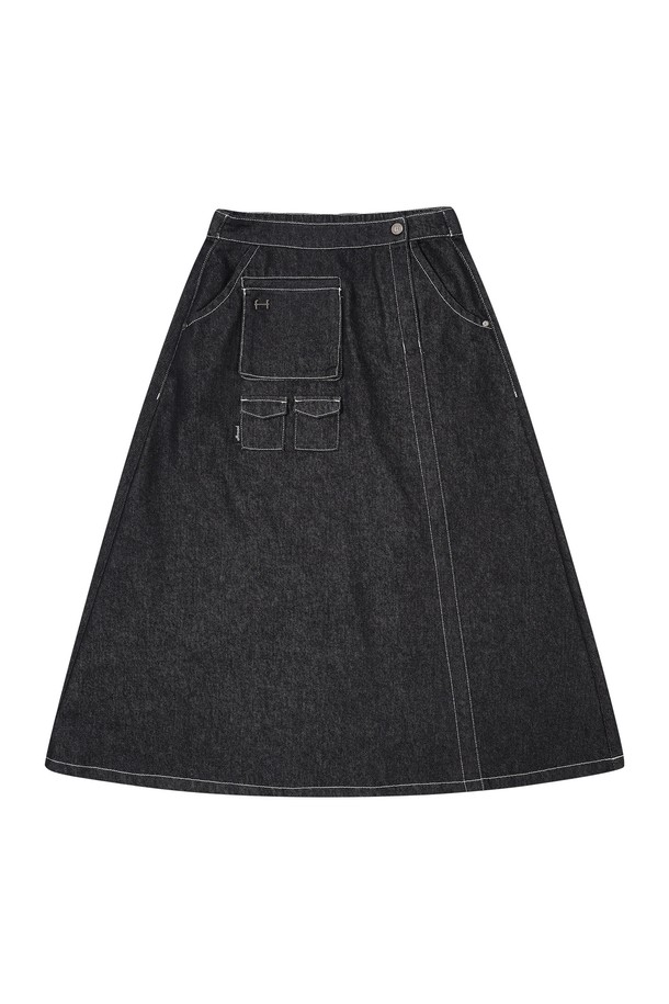 여성 유틸리티 데님 스커트_5K62622는 데님과 면 혼방 소재의 A라인 스커트입니다. 인디고 핑크와 블랙 인디고 두 가지 색상으로 출시되었으며, 캐주얼 스타일을 연출하기 좋습니다. 밑단으로 갈수록 넓어지는 실루엣과 3D 미니 포켓 디자인이 특징입니다. 동네 마실룩이나 쇼핑룩에 적합하며, 캐주얼, 미니멀, 클래식 스타일을 즐겨 입는 분들께 추천합니다. 같은 디자인의 재킷(5K62612)과 함께 세트 착용하여 더욱 스타일리시하게 연출할 수 있습니다.
