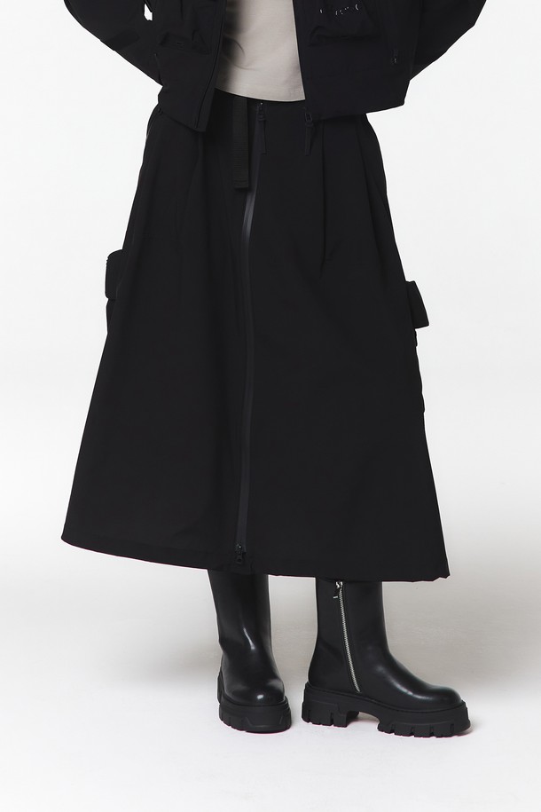 여성 3L 방수 셋업 스커트 (블랙)는 아웃도어 활동에 적합한 맥시 스커트입니다. 방수 기능이 있는 3레이어 소재로 제작되어 변덕스러운 날씨에도 쾌적함을 유지해 줍니다. 넉넉한 A라인 핏과 플레어 치마 타입으로 편안한 착용감을 제공하며, 허리 밴드로 활동성을 높였습니다. 셋업이 가능하며, 아웃포켓, 방수 지퍼, 2WAY 지퍼, 금속 혼합 버클 등의 디테일로 실용성을 더했습니다. 여행룩, 휴가룩, 캠핑룩 등 미니멀, 캐주얼, 고프코어 스타일을 연출하기 좋습니다.
