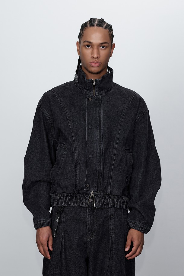 세련된 데님 소재의 블루종 점퍼입니다. 출근룩, 비즈니스 캐주얼, 오피스룩에 잘 어울리는 활용도 높은 아이템입니다. 클래식, 미니멀, 시크 스타일을 추구하는 분들께 추천합니다. 깔끔한 디자인으로 다양한 하의와 매치하여 멋스러운 스타일을 연출할 수 있습니다. 데님 블루종 점퍼로 당신의 OOTD(Outfit Of The Day)를 완성해보세요.
