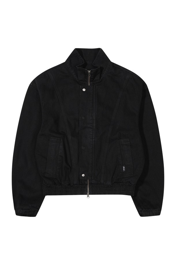 데님 블루종 점퍼 5K52613은 캐주얼하고 미니멀한 스타일을 연출하기 좋은 아우터입니다. 데님블루 컬러의 무지 디자인으로, 봄, 가을에 착용하기 적합합니다. 두꺼운 두께감의 오버핏으로 제작되었으며, 뻣뻣한 촉감의 데님 소재가 특징입니다. 집업 여밈 방식과 긴 소매, 포켓 디테일이 돋보이는 크롭 기장의 블루종입니다.
